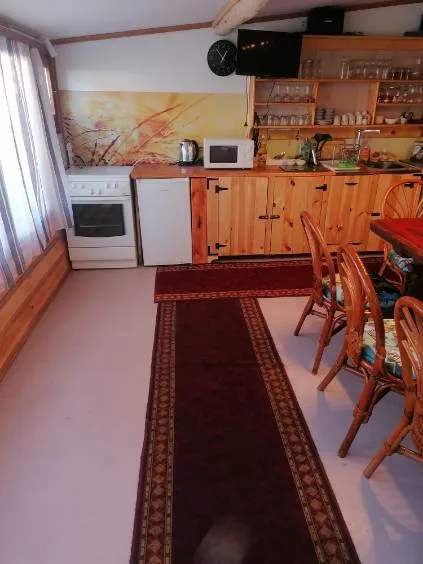 Кухнята с печката и хладилника