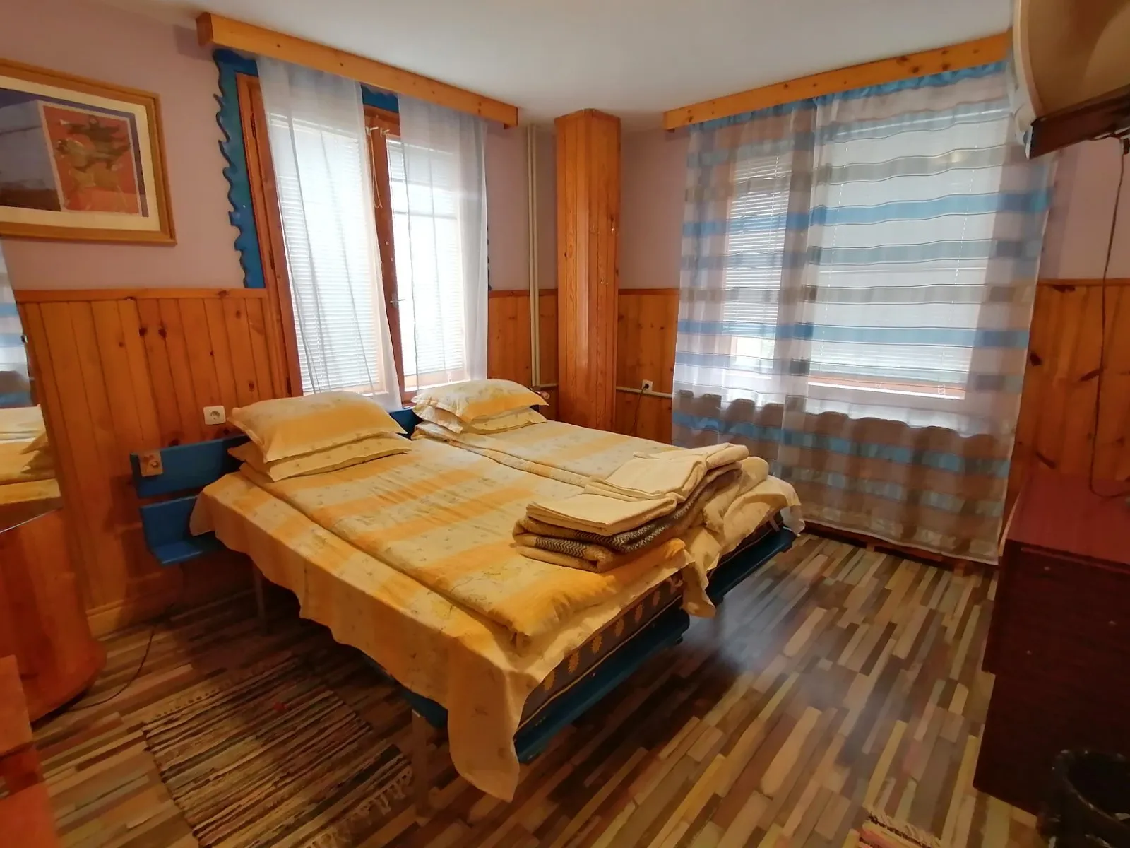 Две легла и пердета на райета